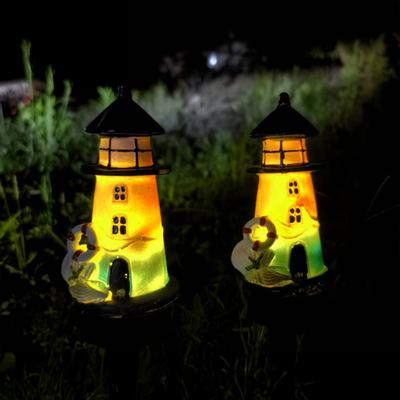 Solarbetriebenes Leuchtturm Rasenlicht Außen Wasserdicht LED Gartendekor mit Autosensor Feiertagsmotivierter Gartenstecker für Halloween Weihnachten