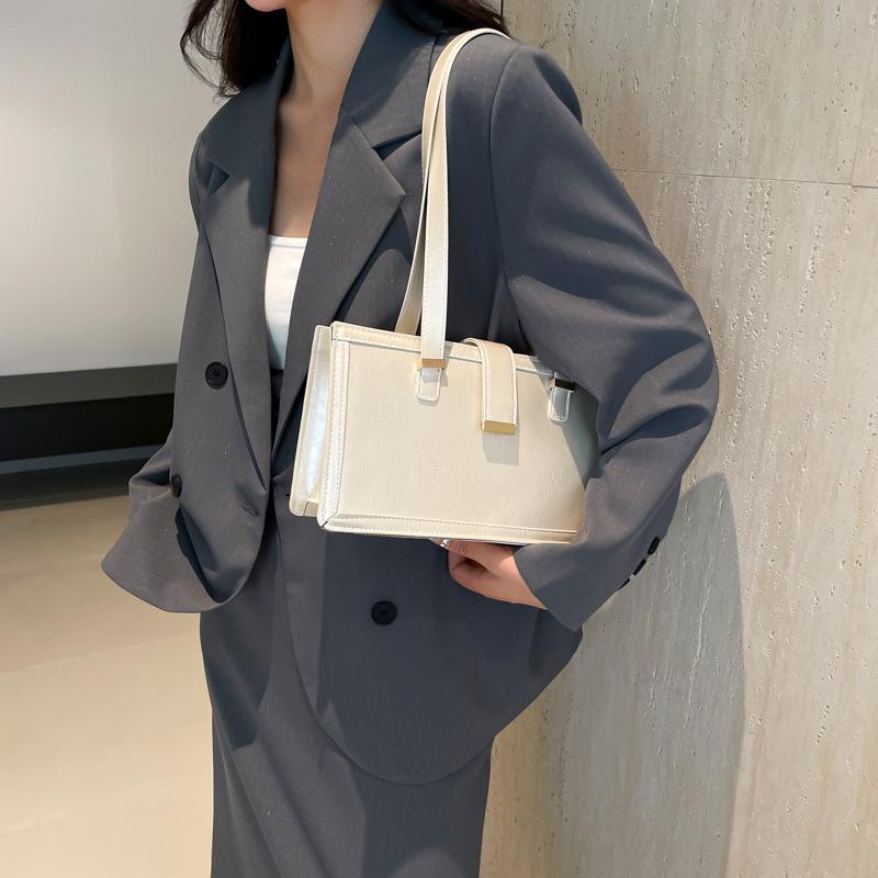 Stylish, Simple and Trendy Commuter Small Square Bag 2025 Autumn New Retro Niche Design Personalized Underarm Shoulder Bag