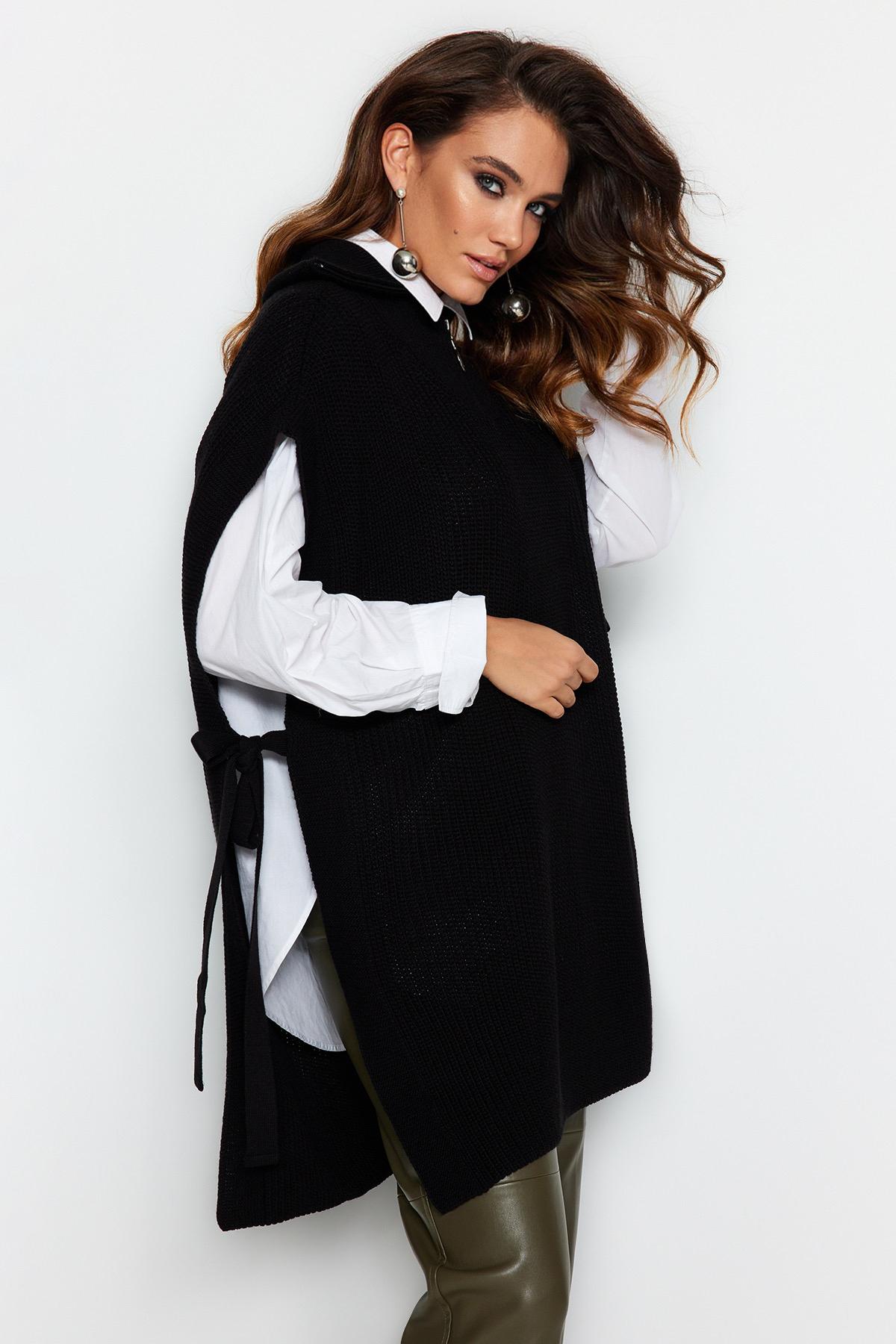 Черный вязаный свитер с воротником на молнии и завязками по бокам TCTAW22UV0009..