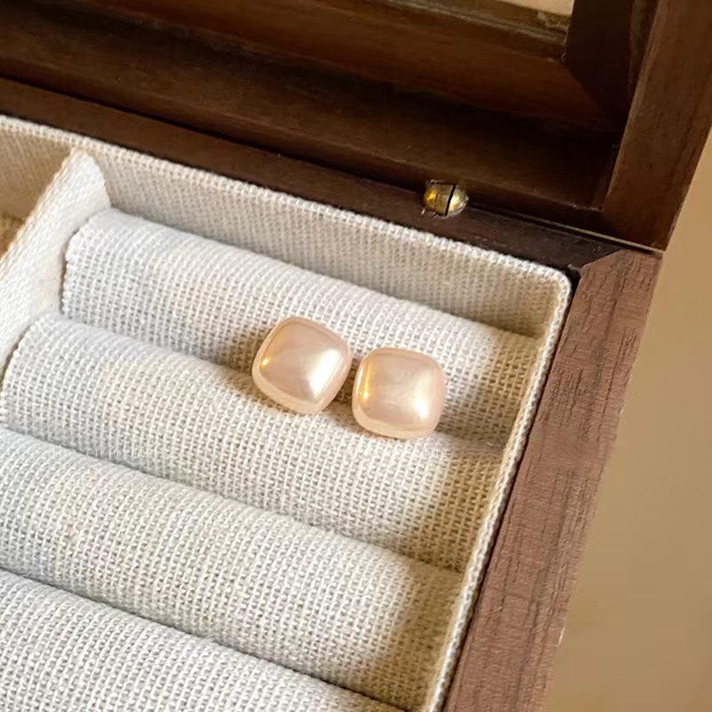 Elegant Imitation Pearl and Diamond-Studded Earrings for Women