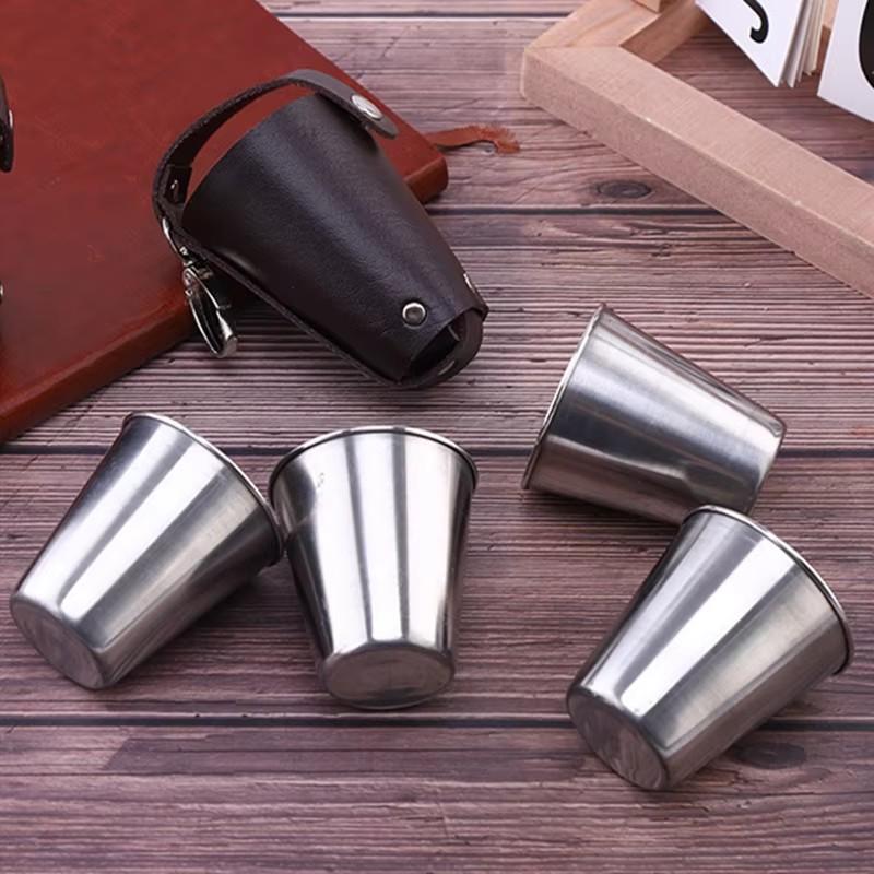 Wodka Spirituosenbecher, PU-Holster Edelstahl Mini-Weinbecher Tragbar 4 Stück 70ml Schnapsgläser Set Outdoor Picknick Trinkwerkzeug