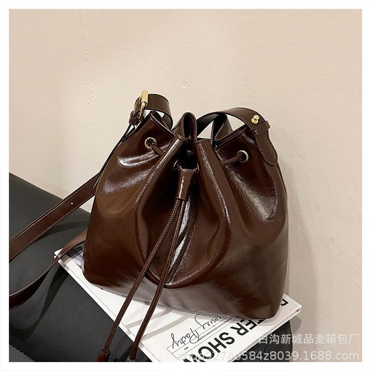 

2025 versatile super fire niche design bucket bag women s new autumn feeling shoulder bag simple foreign style messenger bag темно-коричневого кольору