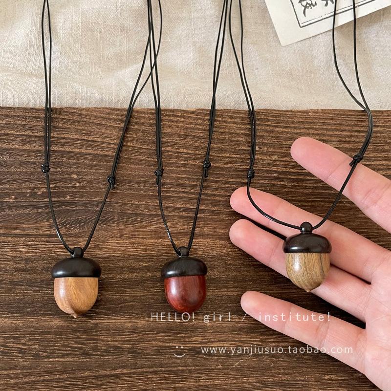 Geometrisk anhengskjede med store og små firkanter