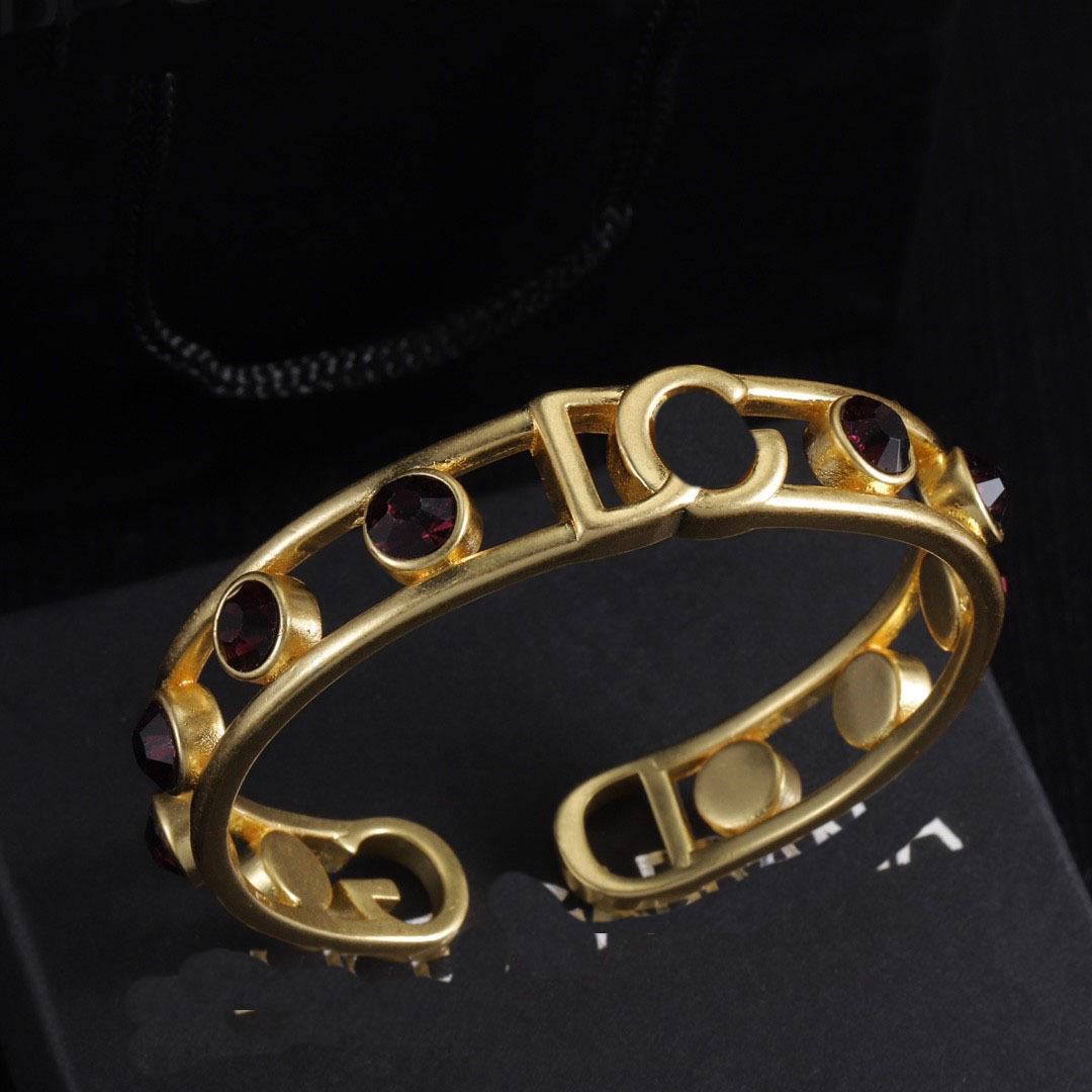 

Європейський та американський ретро порожнистий браслет: Високоякісний модний браслет-бангл із титанової сталі для жінок