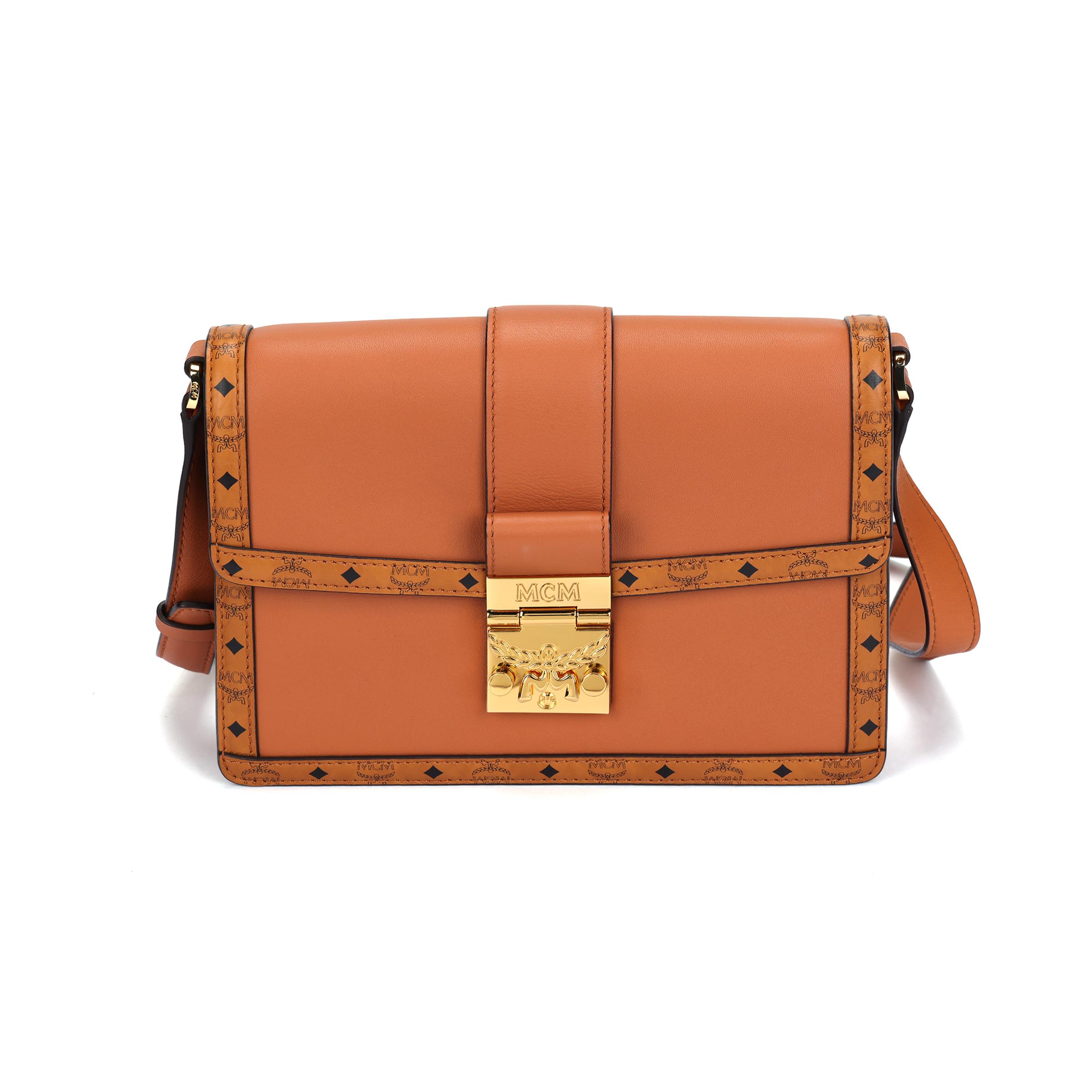 MCM Tracy Metalen Logo Monogramrand Verstelbare Schouderband Kalfsleer Crossbody Tas Kleine Dames crossbody tas Bruin Cognac MWSDSXT02CO001 Basic Set (Bag+Dust Bag)