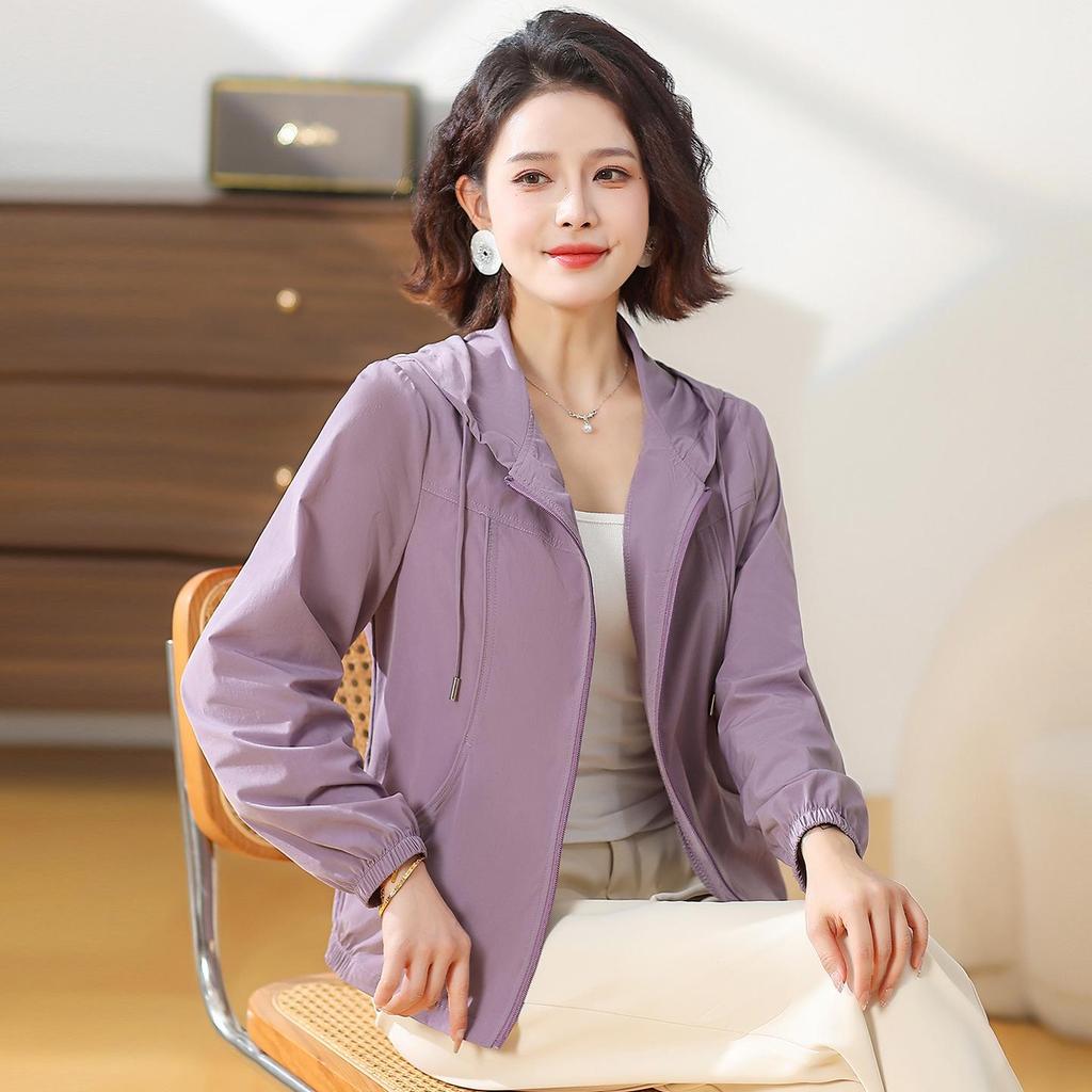 2026 Spring Hooded Jacket: Stylish Sun Protection for Moms, Breathable, Age-Defying Top for Middle-Aged and Elderly Women