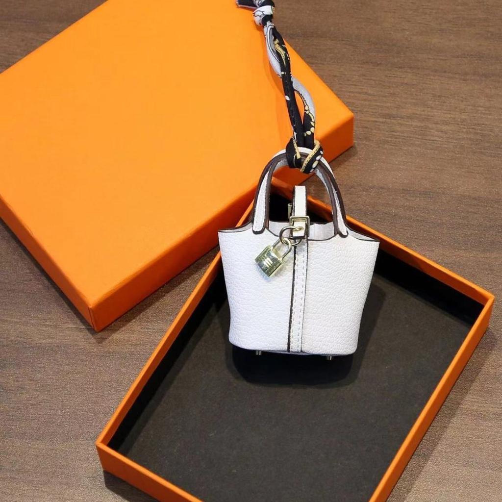 Mini vegetable basket bag pendant high-end leather car keychain earphone bag creative car pendant wholesale