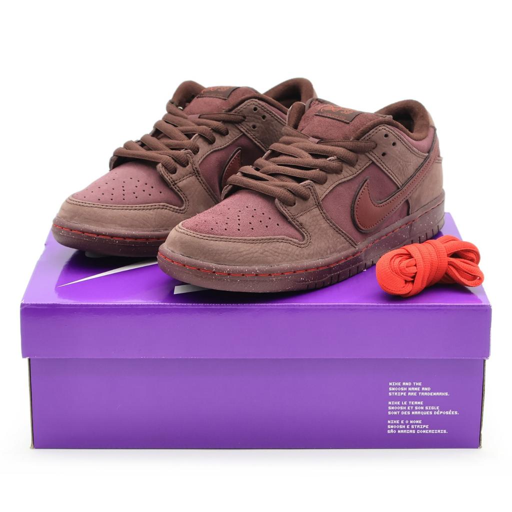 FN0619-600 Nike SB Dunk Low PRM Ciudad del Amor Borgoña Crush Rojo Equipo (de los hombres)