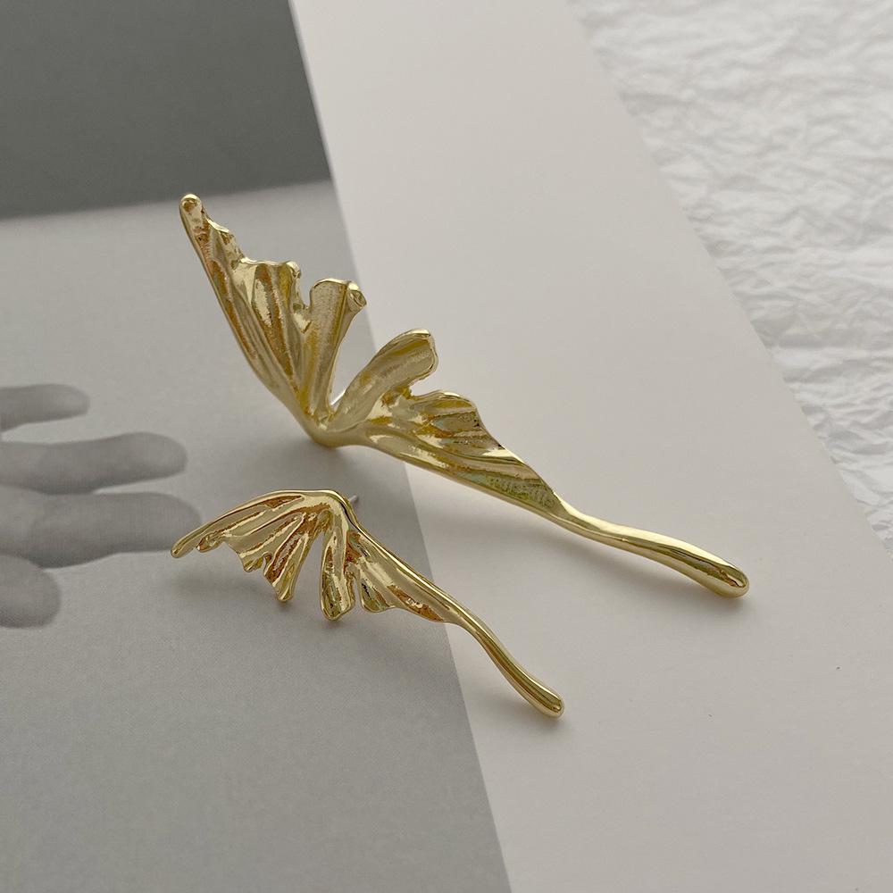 Retro European and American Metal Stud Earrings with Cold Style Ear Cuffs - Simple, Smooth, High-End Fashion.