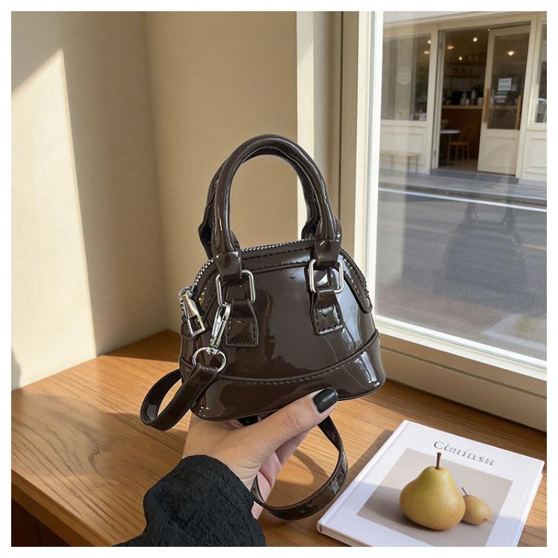 Elegantní lakovaná módní malá crossbody taška přes rameno s designem mušle