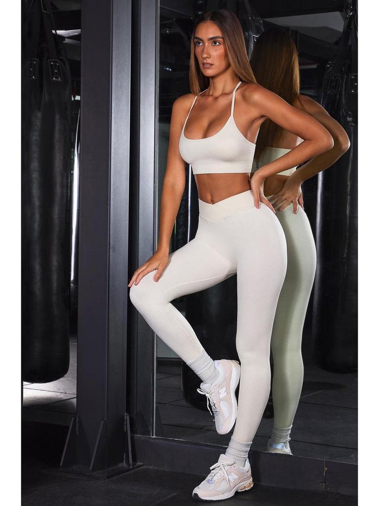 Damski prążkowany zestaw do jogi: Bezszwowy biustonosz odkrywający ramiona z majtkami i szortami z wysokim stanem