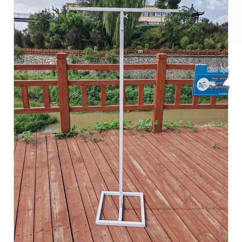 Arc de Nuntă Elegant din Fier Forjat cu Draperii din Voal pentru Ceremonii pe Gazon