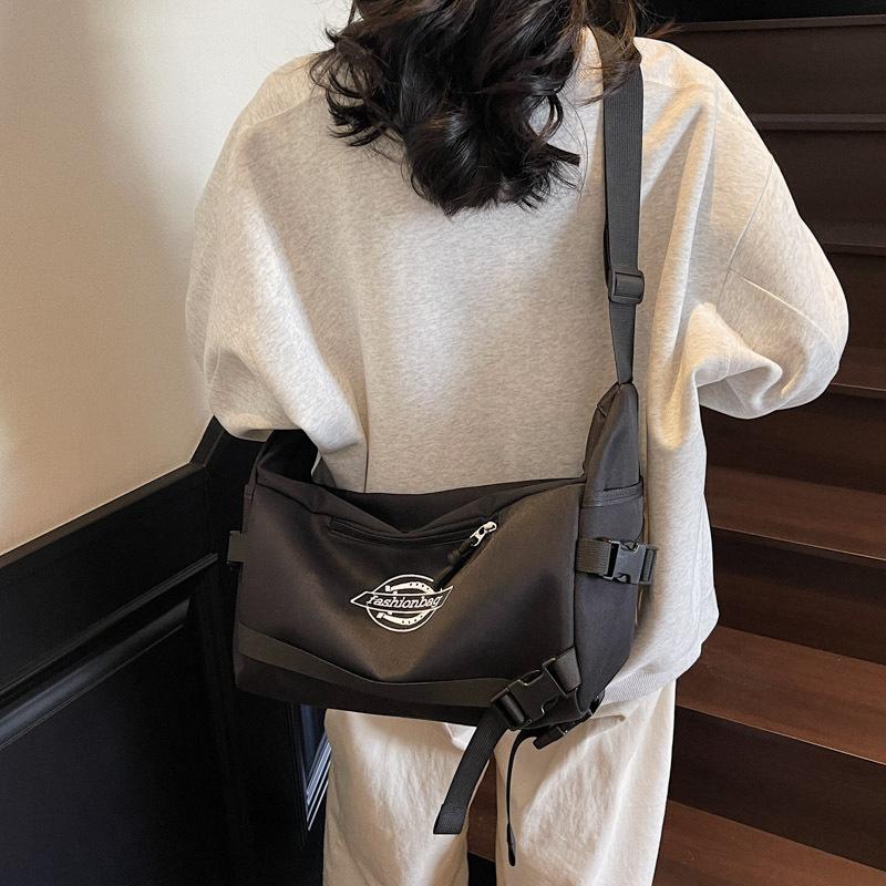 New trendy shoulder bag men's casual versatile messenger bag class large capacity light commuter mailman backpack women