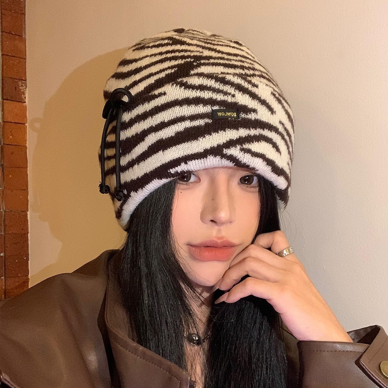 

Универсальная вязаная шапка с узором зебры, шерстяная шапка для женщин, зимняя теплая утолщенная защита ушей, плюшевая шапка (54-58cm)