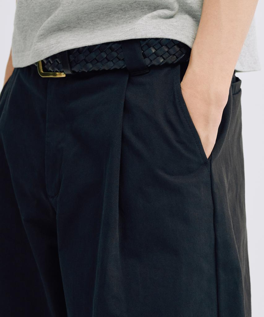 TAKEASY One-Pleat Barrel Fit Cotton Pants (Black)