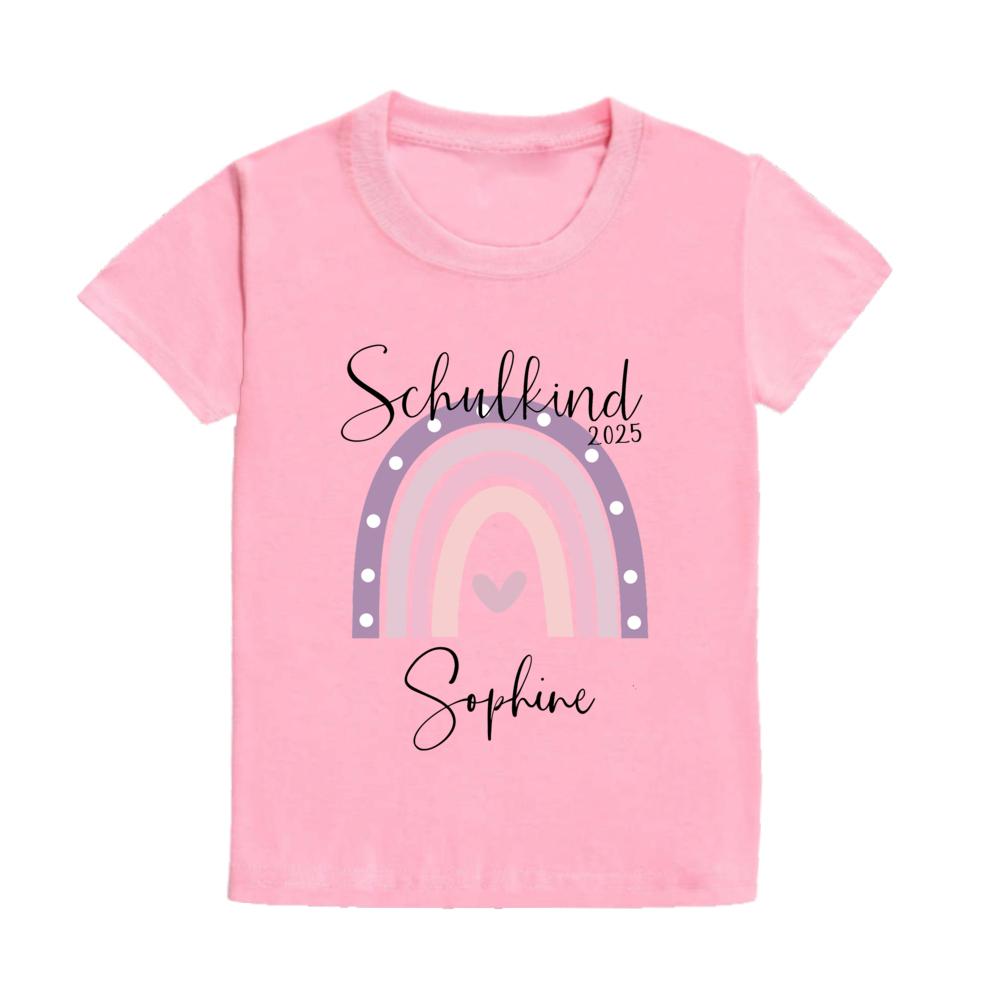 

Милая футболка для школьника с именем Радужный школьник 2025 Футболки Персонализированная футболка для первоклассника Подарок на первый день в школе 150