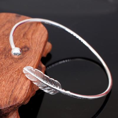 Modisches und schlankes künstlerisches Federarmband für Damen mit einem einfachen und eleganten Pinsel und runden Perlenarmband