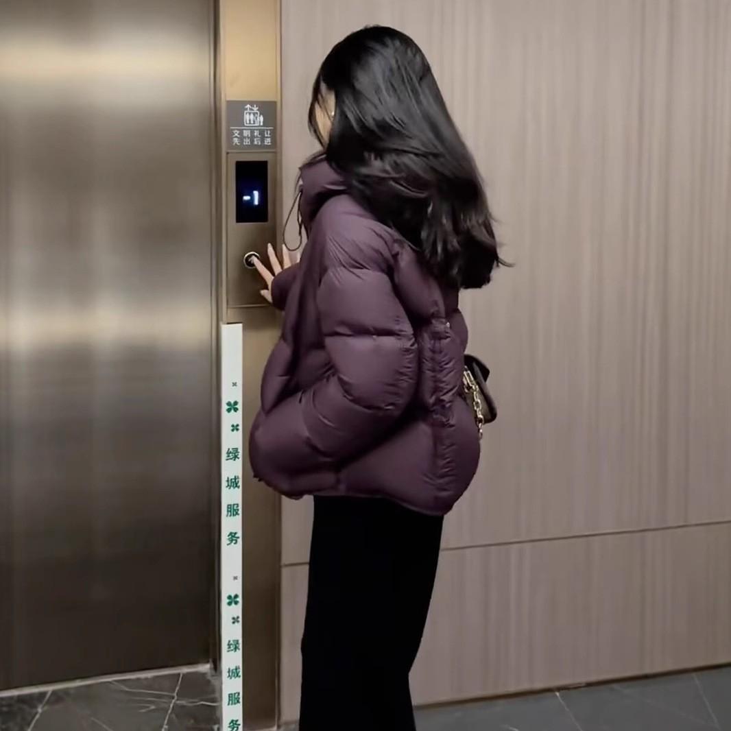 

Design sense fluffy hooded small down jacket women s 2025 winter new loose white duck down thickened bread jacket XL фуксія