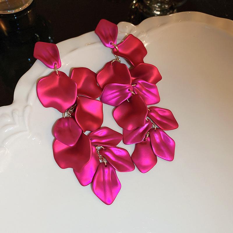 Übertriebene lange Stahlohrringe mit Rosenblüten: Schickes, gesichtsschlankes Design mit europäischem und amerikanischem Flair