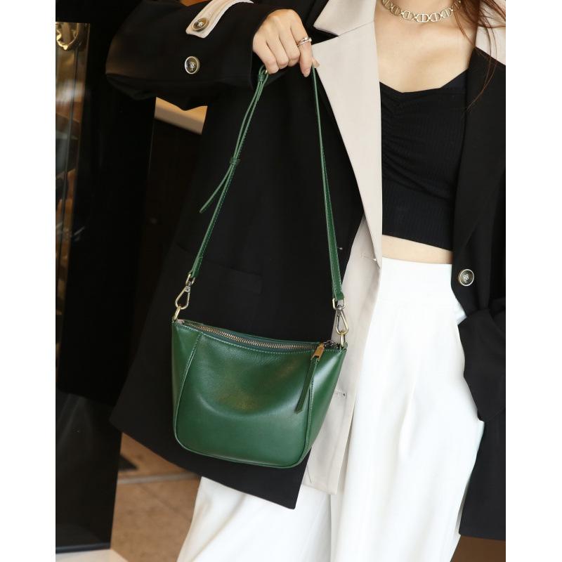 The first layer of vegetable tanned cowhide women's bag is a new summer commuter versatile shoulder bag women's trendy crossbody bag small bag