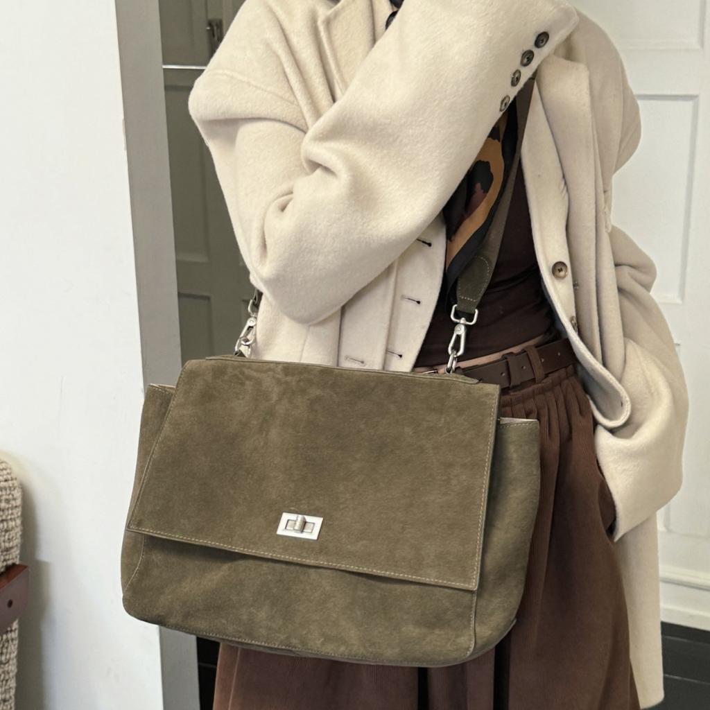 Koreanische Version der neuen matten Rindsleder-Tragetasche 2025 mit großem Fassungsvermögen, Überschlag und Schloss, Umhängetasche