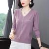 Herbst- und Winter V-Ausschnitt Pullover Gestricktes Unterhemd Damen Koreanische Version Locker Knöpfe Westlicher Stil Langärmelig Bluse aus glänzender Seide