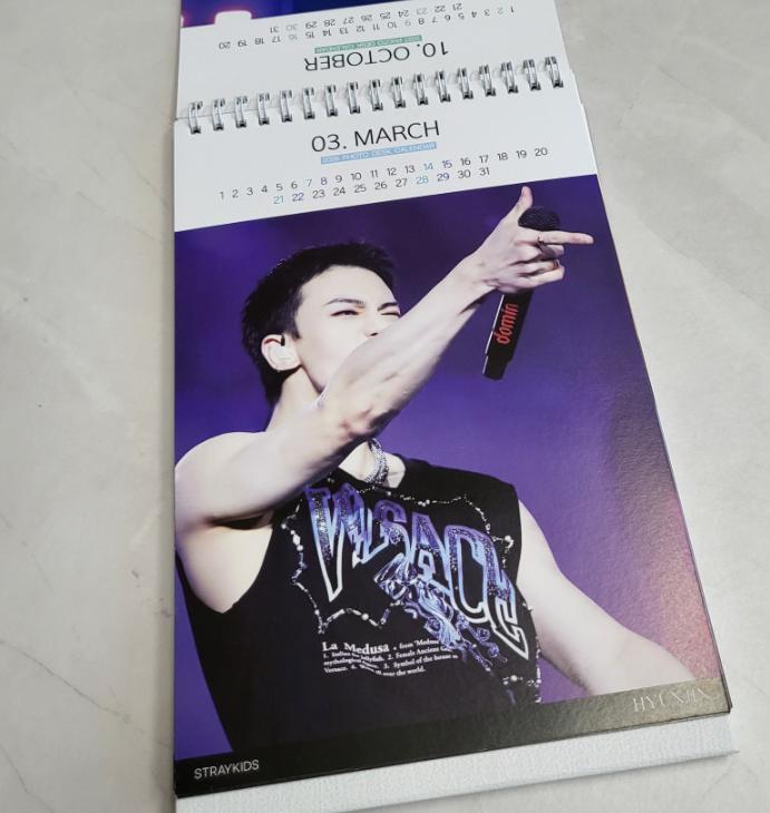 Stray Kids Hyunjin Stolní kalendář 2026 & 2027 K-pop Fanouškovské zboží