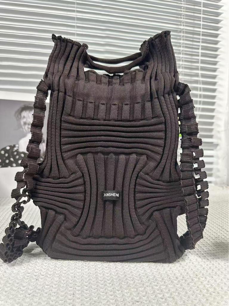 Quan Nara Designer-Rucksack: Beliebtes Plisseegewebe, umweltfreundlich, mit doppeltem Verwendungszweck, aus der Pioneer-Kollektion.