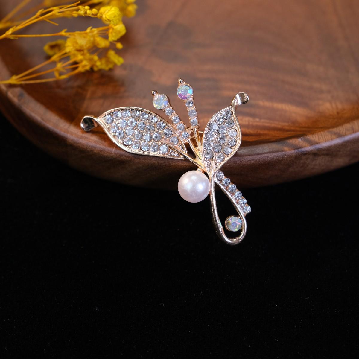 

Elegant Two-Leaf Pearl Brooch Pin - Versatile High-End Women s Fashion Accessory for Low-Cut Garments