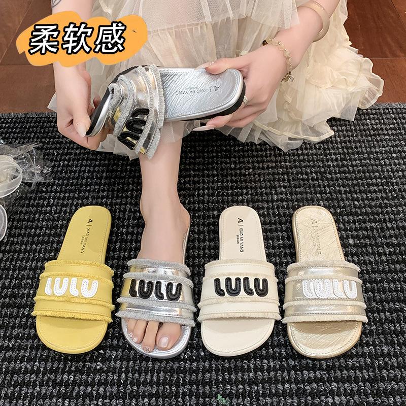 Cool Slippers Women's Summer Wear 2025 New Flat-bottomed Beach Sandals Fashionable Women's Soft-soled Small Fragrant One-word Drag