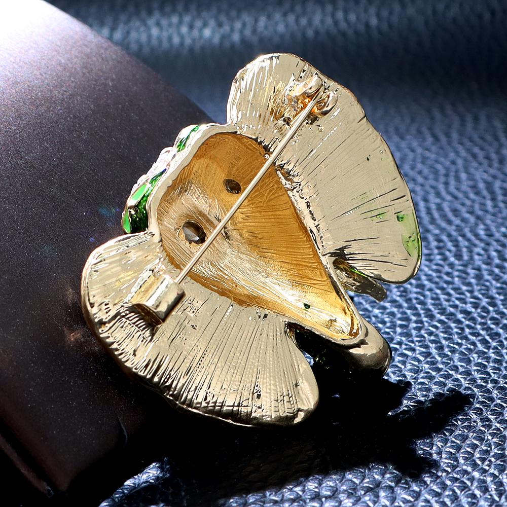 CARVEN - Broche oiseau en métal doré émaillé et monté de strass. 5 x 3