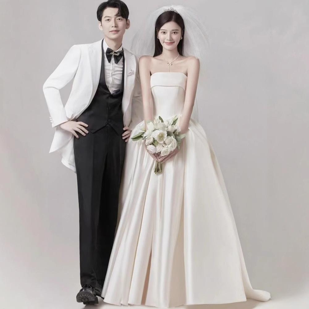 Nouvelle robe de mariée simple en satin blanc tube top pelouse française robe rétro courte