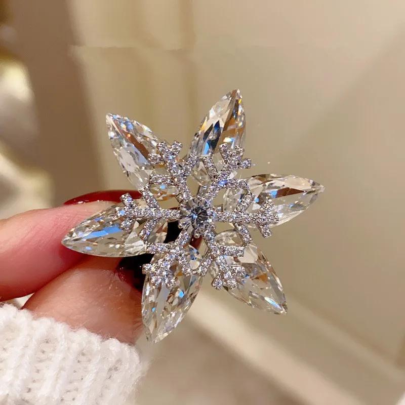 1Pcs Sparkling Crystal Brooch Pin Cute Snowflake Star Flower Pattern Jewelry for Women Christmas Gift Choice