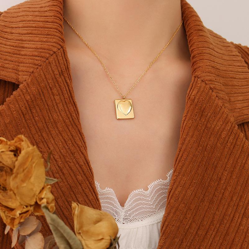 Style New Fashion Three-Dimensional Peach Heart Relief Square Necklace Titanium Steel Plated 18K Real Gold Accessories P137