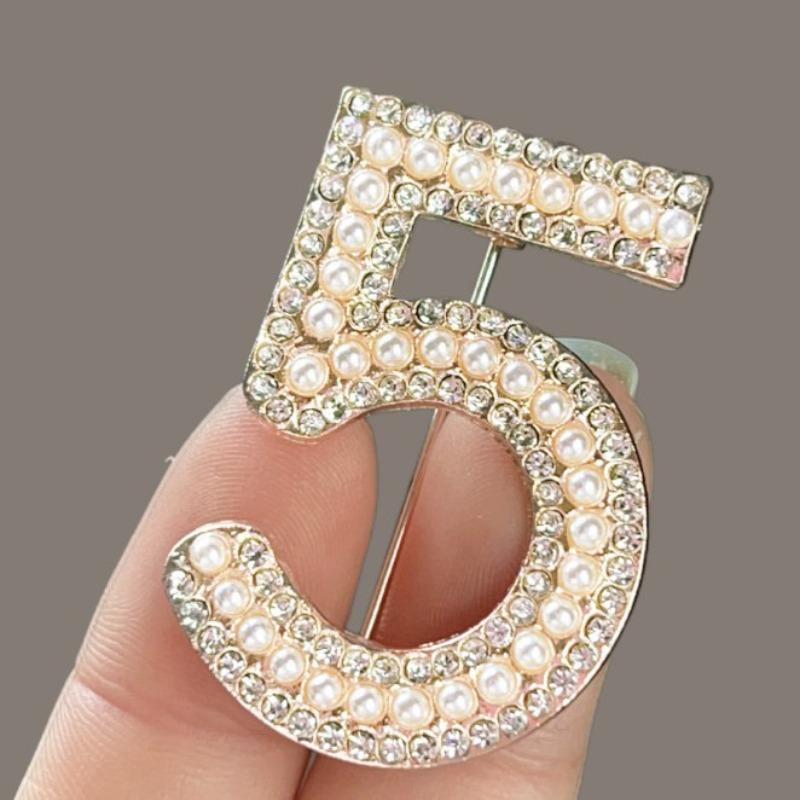 Spille Brooch Numero 5 Strass Classico Perla di Cristallo Brooch Geometrici alla Moda Gioielli per Donna Unisex Spille da Revers