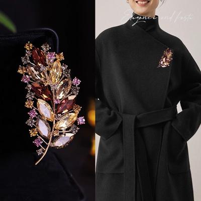 High Sense Retro Luxus Blatt Brosche Vielseitige Anzug Mantel Kleid Accessoires Buntes Imitationskristall Mode Korsage