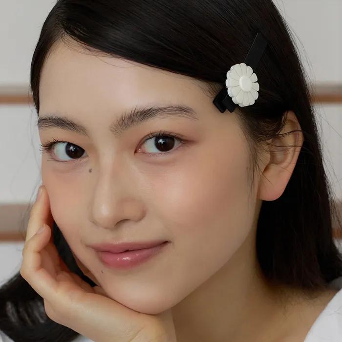 milky daisy hair pin