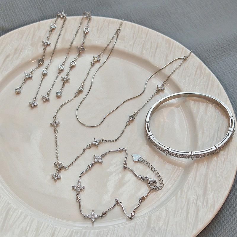 Zircon Four-Leaf Flower Jewelry Set: Necklace, Earrings, Bracelet & Ring - Trendy Style Clavicle Chain