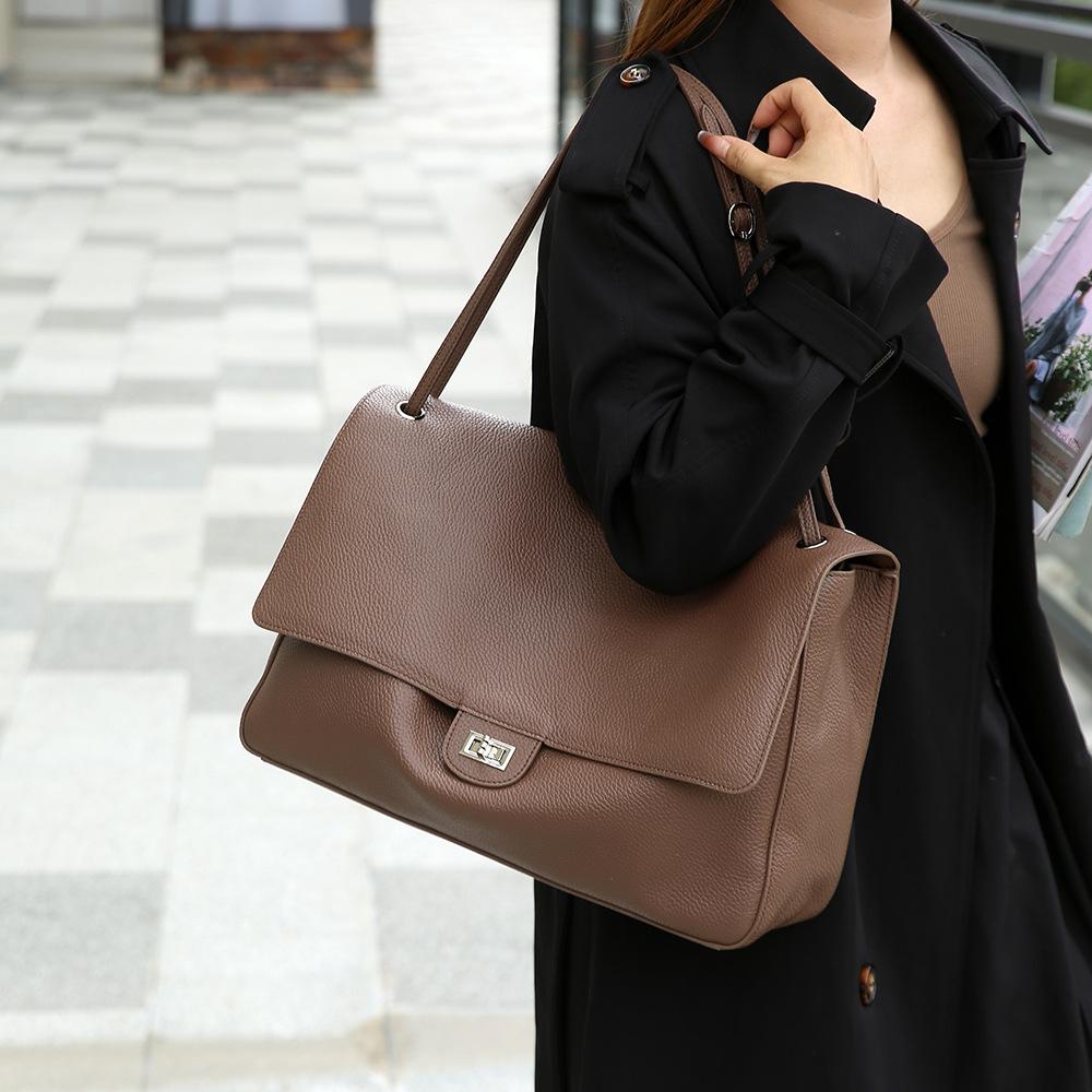 High-end and Elegant Single-shoulder Underarm Handbag Made of Genuine Leather, Women's Bag with A Flap Closure Casually