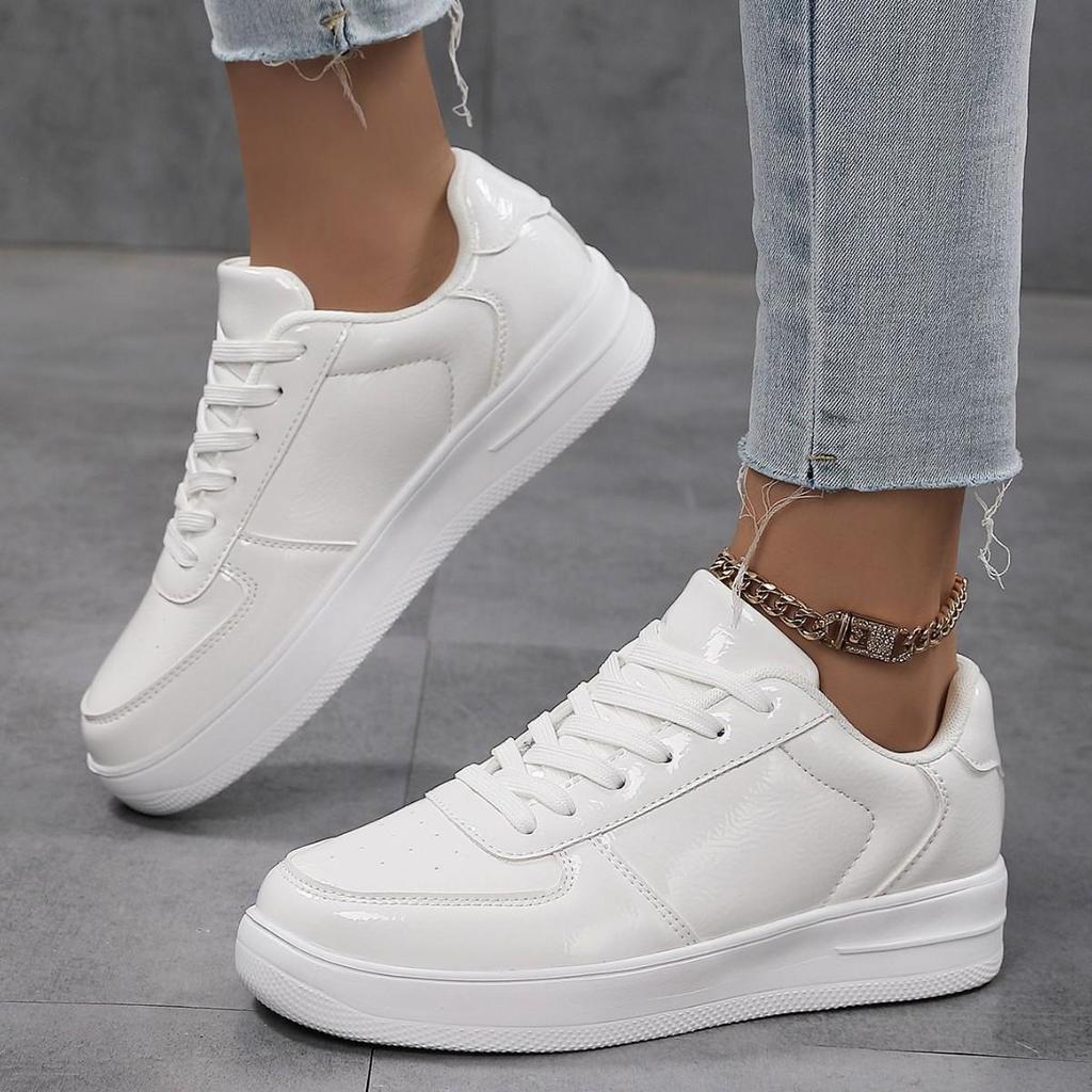 Klassieke Witte Ademende Platte Sneakers voor Dames - Comfortabele, Trendy, Veelzijdige Zomer Casual Schoenen met Zachte Zool.