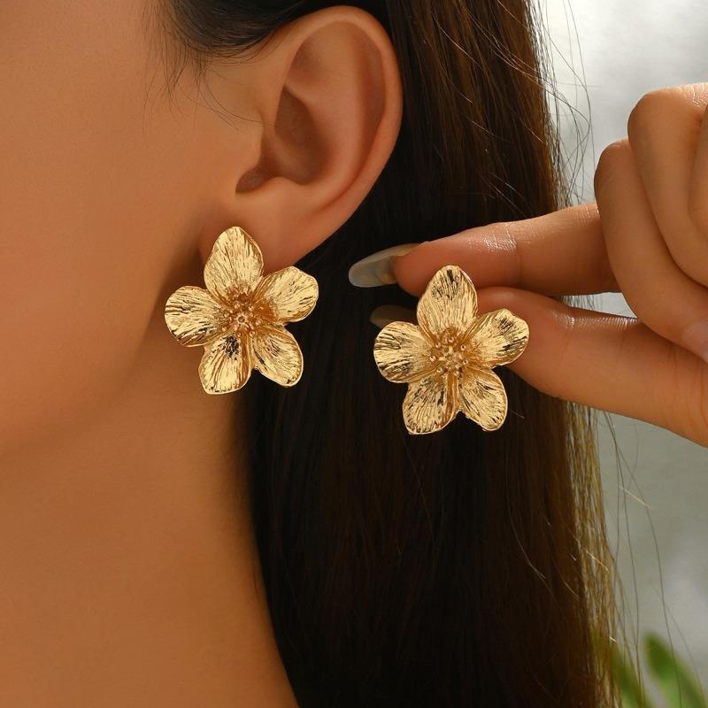 1PAIR European and American style metal retro three-dimensional flower stud earrings, sweet and cool exaggerated large petal design