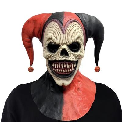 Fenyegető Bohóc Maszk Szarvakkal - Vérző Koponya Csengő Fülbevalók és Tök Medálok Halloween Jelmezbálokhoz és Kísértetjárta Házakhoz