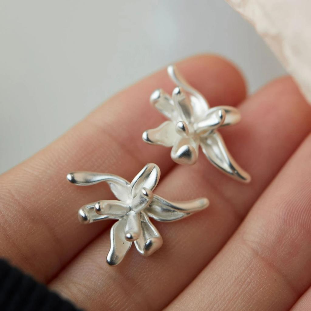 Modische Zirkon Silberfarbene Blume Unregelmäßige Ohrringe für Damen Exquisite Eingelegte Steckerohrringe Übertriebene Schmuckaccessoires