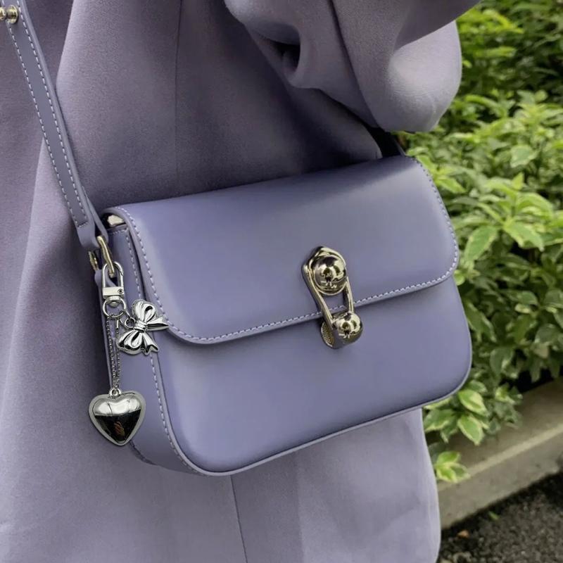 Elegant Large Love Heart Pendant Keychain Sturdy Alloy Charm Fashion Accessory for Men and Women Stylish Outfits