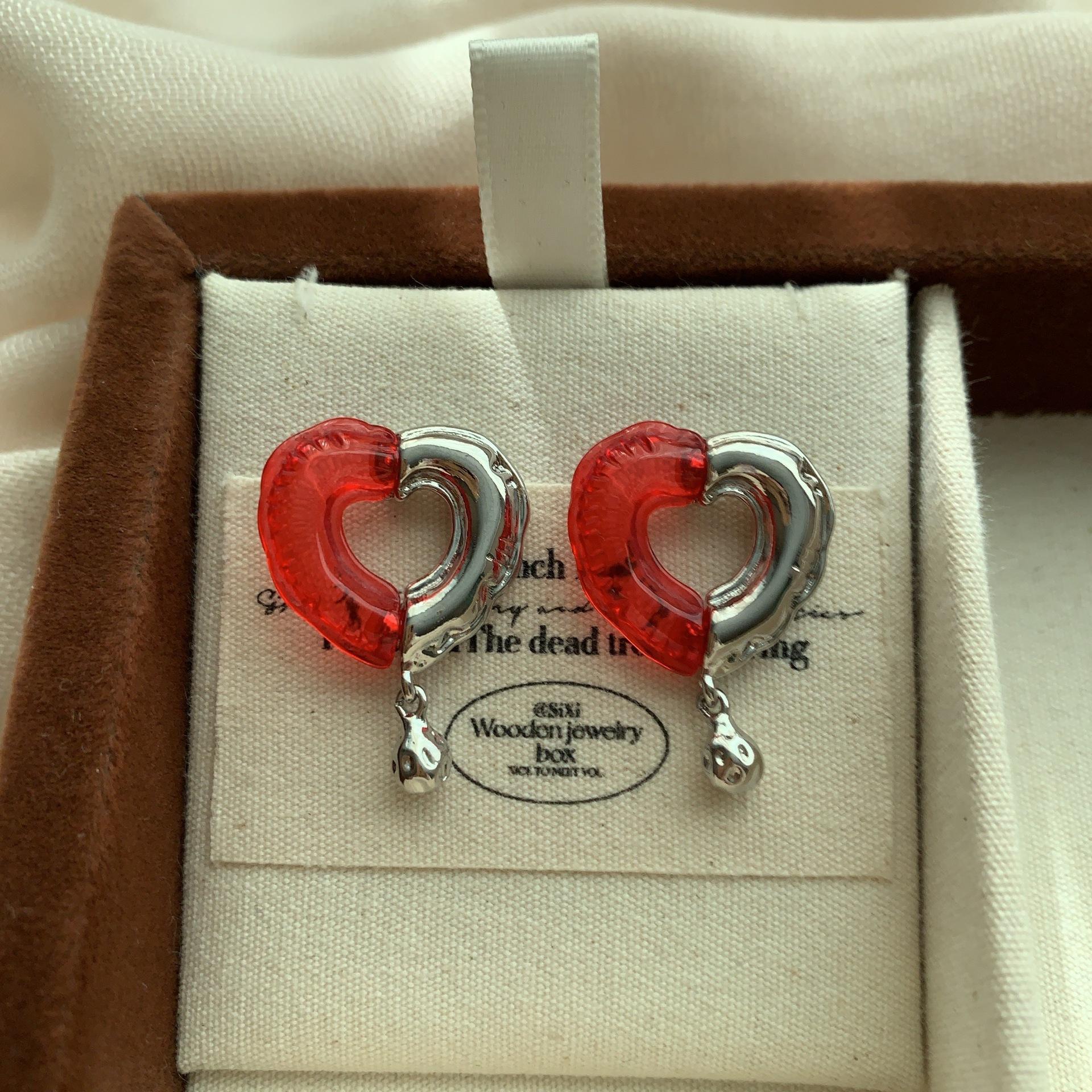 

Red and silver contrasting color heart stud earrings romantic and sweet niche design high-end fashion lively light luxury versatile earrings