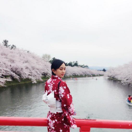 

Красная юката с цветущей сакурой: Комплект кимоно из немнущегося полиэстера с устойчивой окраской для женщин Kimono Only