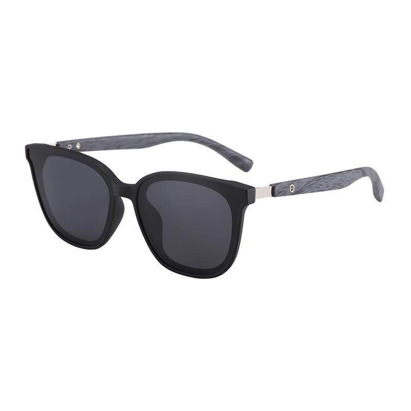 Stylish Large Frame Retro Sunglasses, UV Protection, Polarized Wood Grain Design for Men & Women, Slimming Effect for Broader Faces.