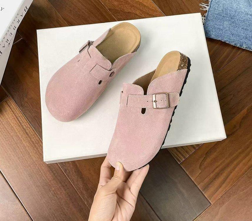 Women with one foot on Birkenstocks slippers will be popular in 2025, and the new versatile thick-bottomed bag head will be worn outside. Casual half 