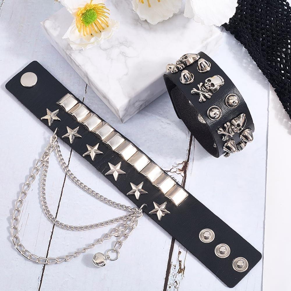 2 Stück Schwarzes PU-Leder Nieten Armband Punk Rock Gothic Manschette Handgelenkband mit Silberner Glockenkette Verstellbares Armreif Armband Herren