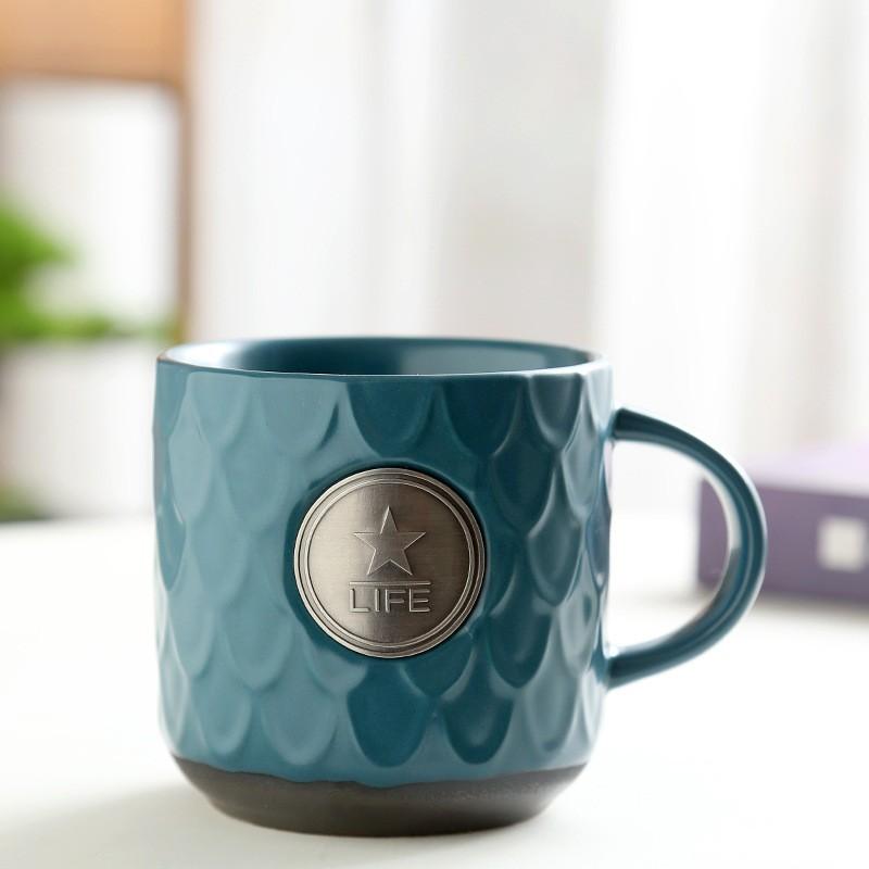 

Bronze badge ceramic mug, peacock fish scale pattern coffee cup, large-capacity office drinking cup 400ml